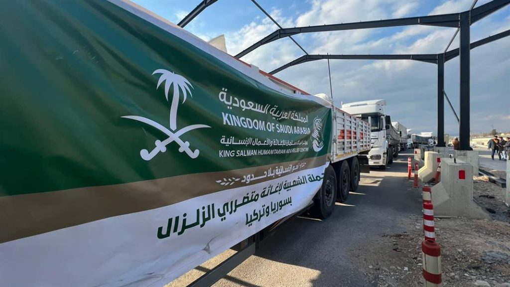 عبور 11 شاحنة محملة بمواد غذائية مقدمة من المملكة للمتضررين من الزلزال في سوريا بلغ كميتها الأطنان