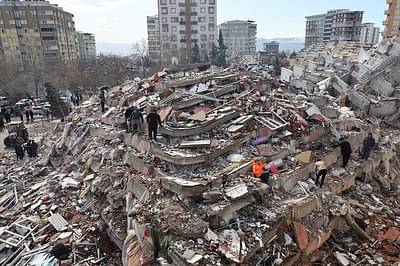 انتشال بعض الأشخاص الناجين من تحت الأنقاض في تركيا جراء الزلزال المدمر وأغلب الناجين من صغار السن