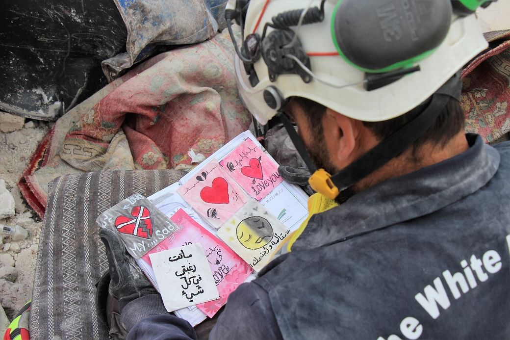 عثور أحد رجال الخوذ البيضاء على دفتر مذكرات لطفلة سورية تحت الأنقاض تحكي فيه عن معاناتها جراء الحرب في سوريا