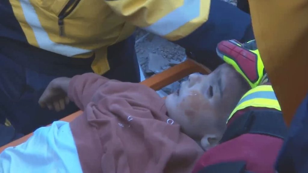 إنقاذ امرأة وطفل من تحت الأنقاض في جنوب تركيا على أيدي فريق الإنقاذ السلفادوري بدعم من رجال الإنقاذ الأتراك