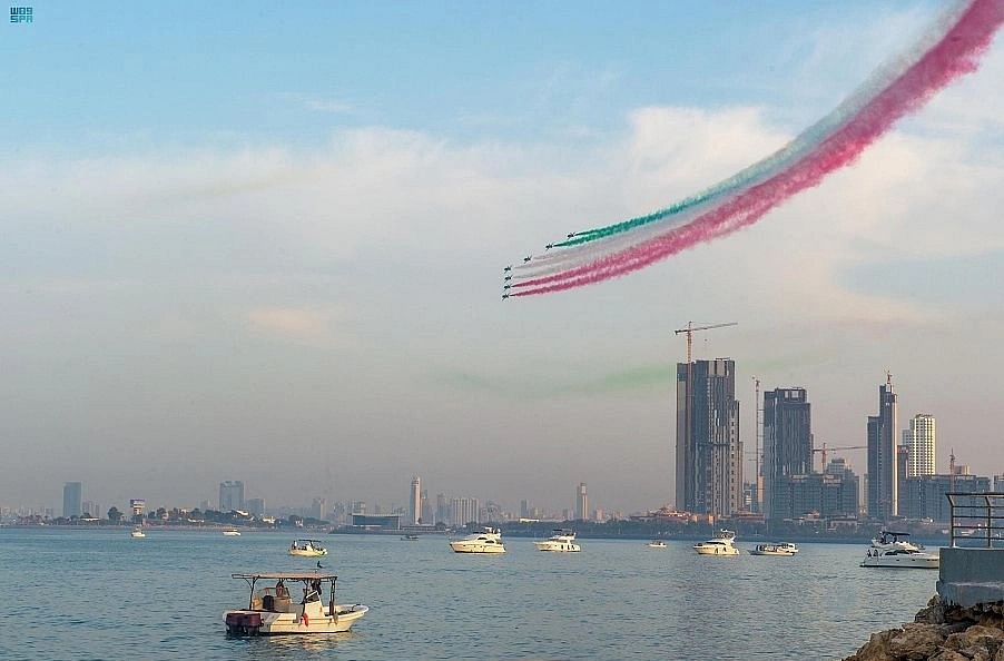 تشكيل فريق الصقور السعودية عروض جوية في سماء دولة الكويت يوم أمس بالمشاركة في الاحتفالات باليوم الوطني لدولة الكويت