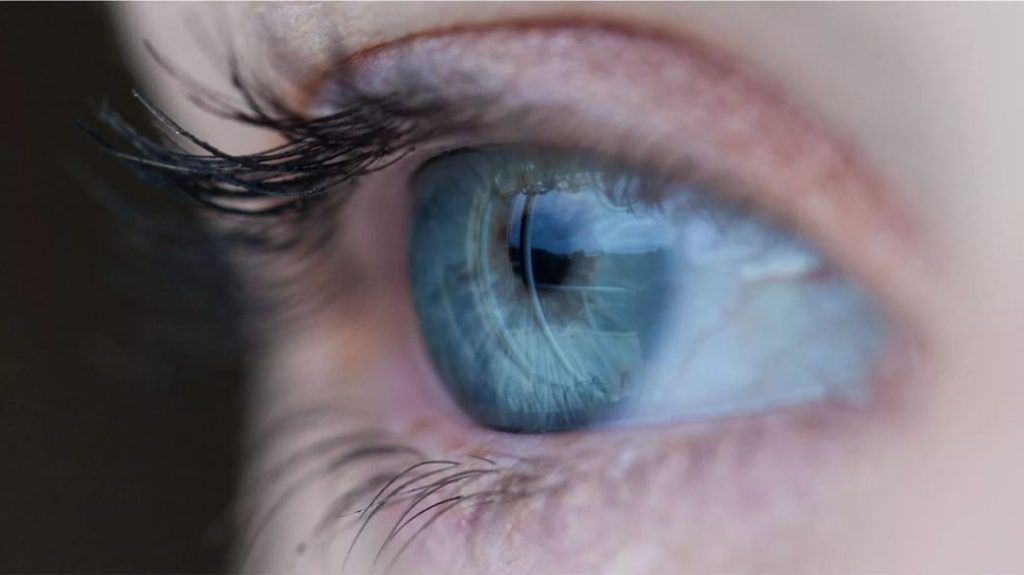 توضيح مختص في طب وجراحة العيون عن أسباب جفاف العين وأعراضها