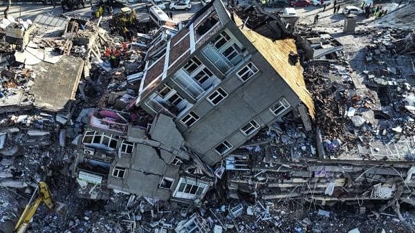 زلزال جديد يضرب تركيا وسوريا اليوم الإثنين بقوة 6.4 درجة على مقياس ريختر وتدمير عدد جديد من المباني