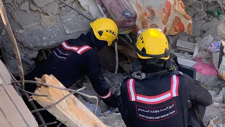 مغادرة فريق البحث والإنقاذ السعودي تركيا بعد قليل بعد قيامهم بعمليات إنقاذ وانتشال عدد من الأشخاص من تحت الأنقاض