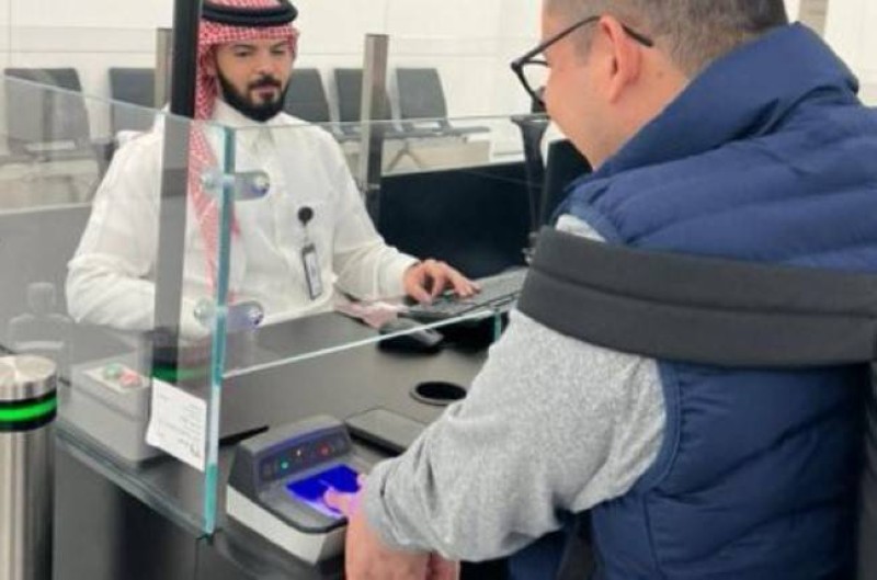 استقبال المستفيدين الأوائل من تأشيرة الزيارة للقاديم جواً بشكل إلكتروني في مختلف مطارات جدة والرياض والمدينة المنورة