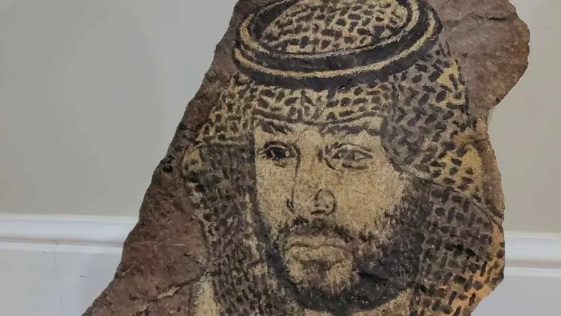 فنان سعودي يجسد موهبته برسم ولي العهد الأمير محمد بن سلمان على صخرة