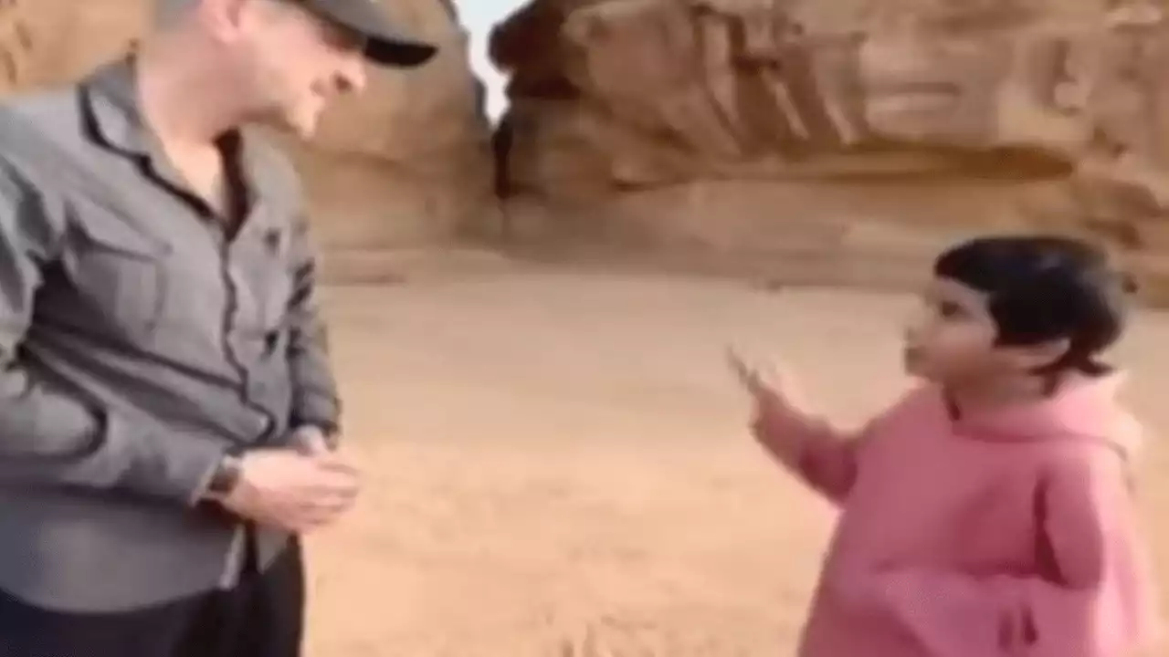 طفل يتحدث بطلاقة مع سياح أجانب في العلا ويلفت الأنظار بطلاقته في اللغة 