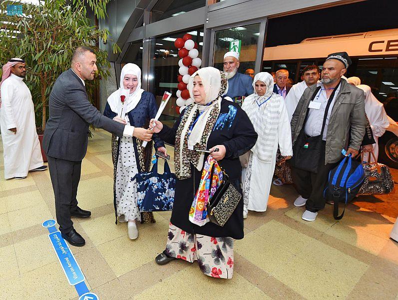 استقبال الرحلة الجوية الأولى بين المملكة وجمهورية طاجكستان في مطار الملك عبد العزيز الدولي بجدة