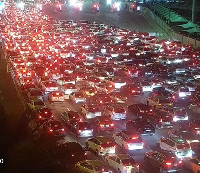 ازدحام كبير اليوم الإثنين في جسر الملك فهد في أعداد المركبات التي تسير في الطريق المؤدي للبحرين