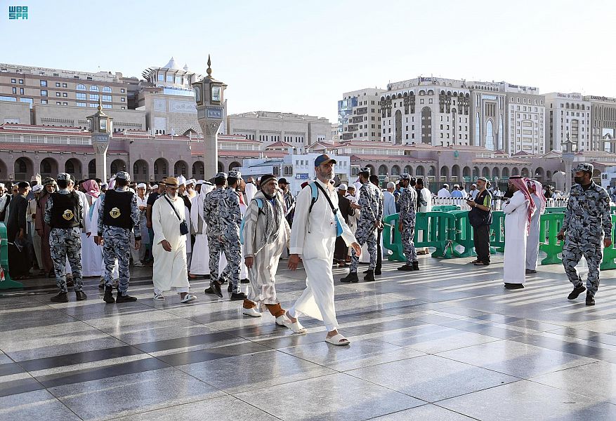 ٦٠ ممرًّا لتسهيل عبور آلاف المصلين إلى أرجاء المسجد النبوي خلال ساعات