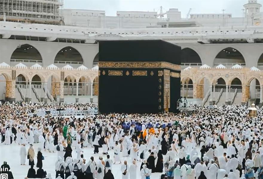 هطول أمطار على مكة المكرمة والمسجد الحرام وسط أجواء إيمانية وروحانية يشهدها المصلين والمعتمرين