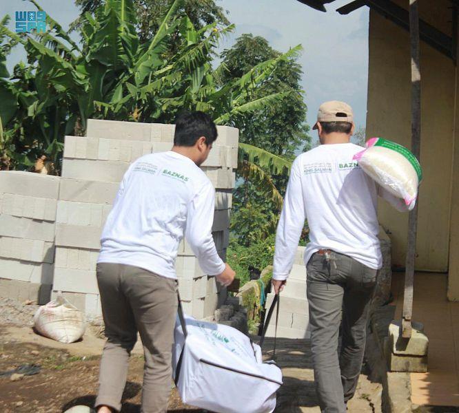 توزيع مركز الملك سلمان للإغاثة والأعمال الإنسانية في عدة مدن أطناناً من السلال الغذائية الرمضانية والتمور