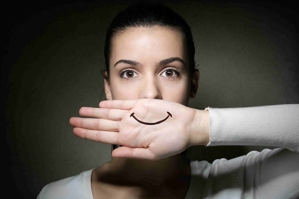 ماهو الاكتئاب المبتسم وما سببه وماهي العلامات التي تدل على الإصابة به وكيف يمكن علاجه