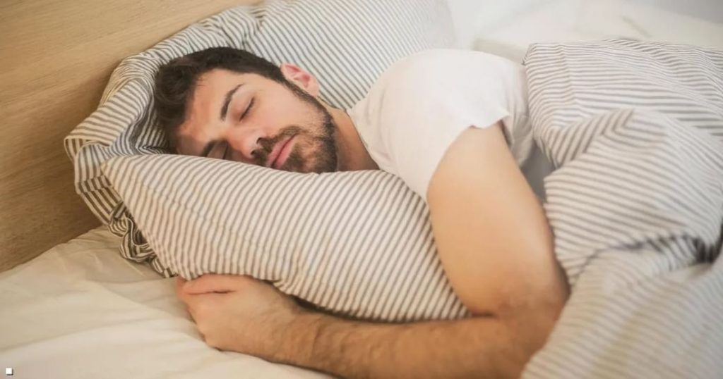 معاناة الأشخاص الذين ينامون وقت قليل من الإصابة بالعدوى أكثر من غيرهم