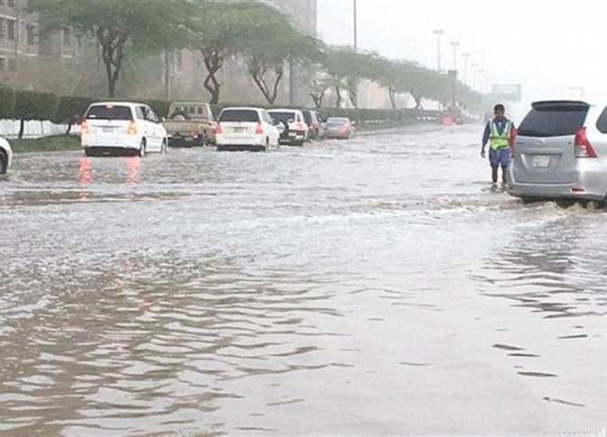 أمطار السعودية تؤدي لتدفق السيول