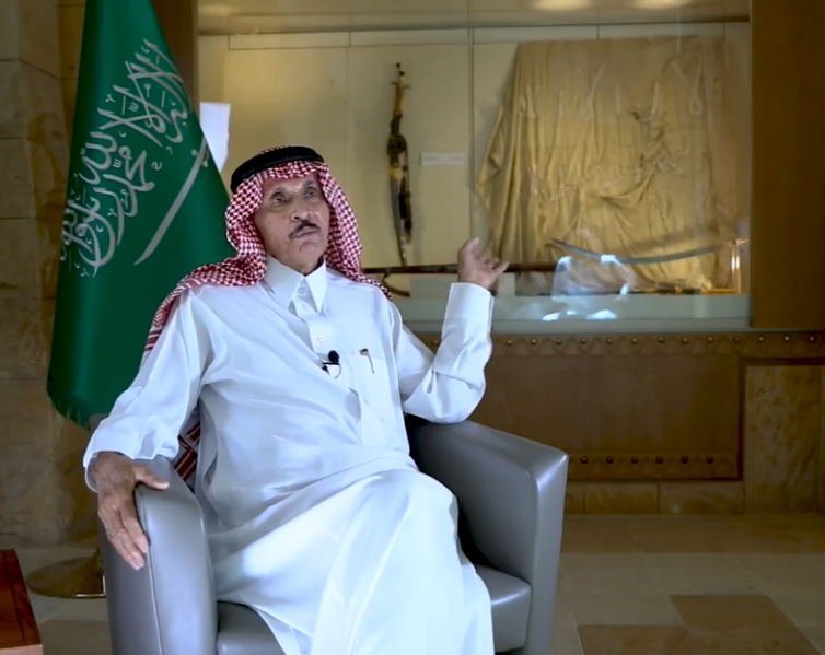خطاط العلم السعودي يروي قصة أسلوب كتابة العلم الشهادتين والسيف على بيرق التوحيد قبل أكثر من 50 عام
