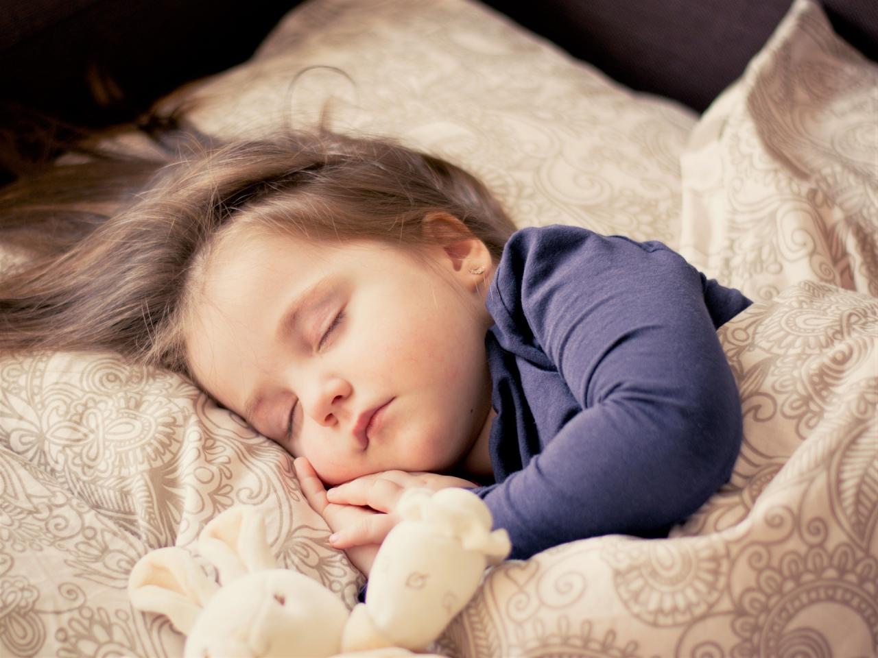 فوائد النوم لصحة الطفل العقلية والجسدية واختلاف ساعات النوم باختلاف المرحلة السنية