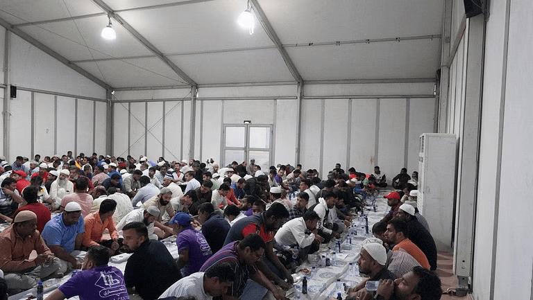 توزيع جمعية الدعوة "نور" بالدمام وجبات في مخيم إفطار ودعوة في ثلاث مواقع محتلفة بشكل يومي