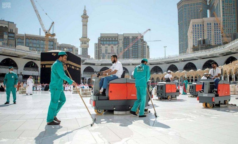 عمالة المسجد الحرام يعبرون
