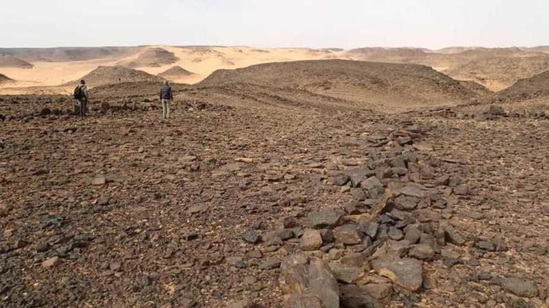 العثور على منشآت حجرية في جبل الظليات بالجوف في المملكة العربية السعودية تعود لتسعة آلاف عام