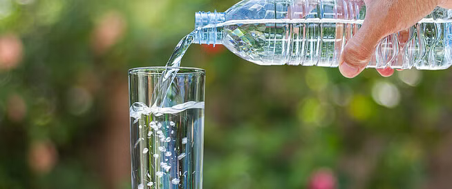 هل هناك أضرار من الإفراط في شرب الماء وماهي العوامل التي تحدد الكمية التي يحتاجها الشخص