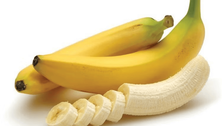ما هي العواقب التي قد يسببها تناول الموز قبل وقت قصير من النوم وما هو الوقت المفضل لتناوله